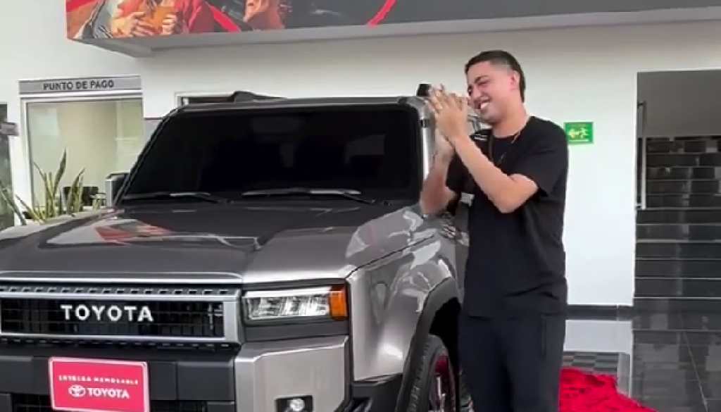 Martin Elias Jr y su camioneta Vallenato FM