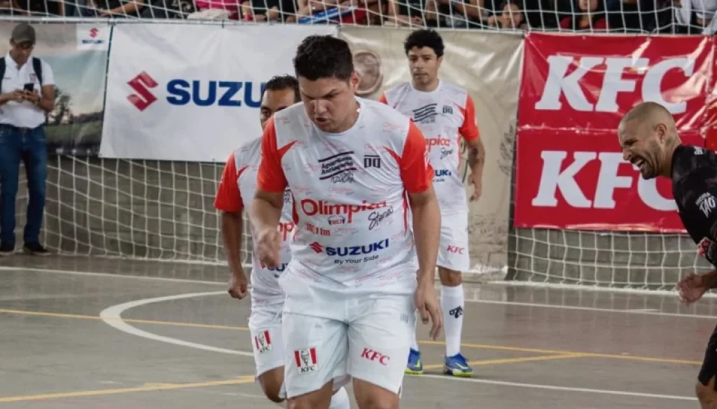 Elder Dayan jugando futbol