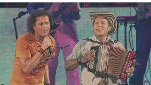 Carlos Vives cantando hijo del vallenato